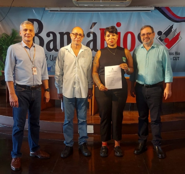 Carolina Mariana Motta comemorou sua reintegração com o presidente do Sindicato José Ferreira (D) e os diretores Leuver Ludolff (E) e Wanderlei Ferreira 