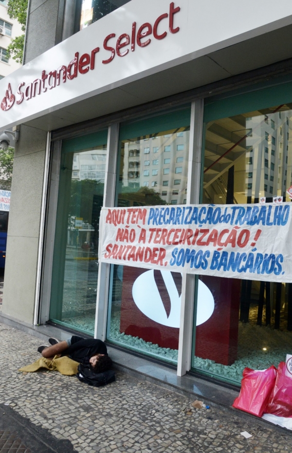 Banco espanhol terceiriza mão-da-obra dentro do próprio grupo para não pagar salários e direitos garantidos à categoria bancária. Foto: Nando Neves