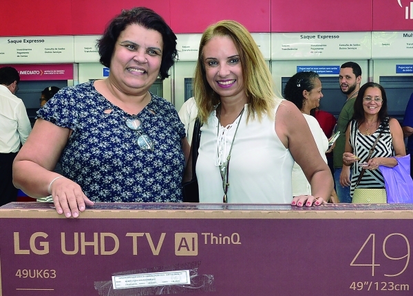 Mônica Valéria , do Bradesco, (ao lado da presidenta Adriana Nalesso) ganhou uma TV 4K UHD LG, de 49’.