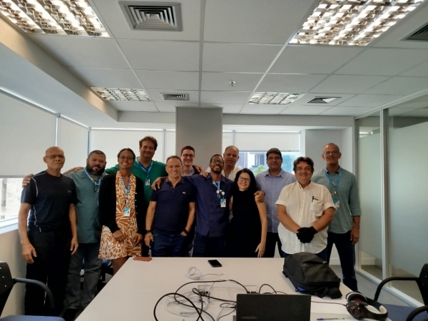 Na frente, abraçados, o presidente da Apcef/Rio, Paulo Matileti, e os diretores Júlio, eleito presidente da Cipa, e Sonia Eymard. Atrás deles, de camisa azul, o também diretor do Sindicato, Carlos Lima.