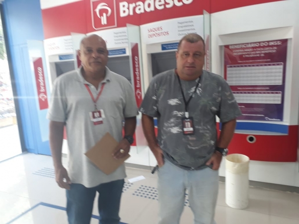 Os diretores do Sindicato, Arlesen Tadeu e Sérgio Menezes estiveram na agência do Largo da Freguesia, para averiguar as denúncias dos funcionários