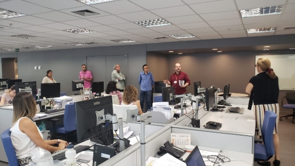 Legenda: Dirigentes sindicais percorreram unidades da Caixa para mobilizar os empregados em defesa do Saúde Caixa