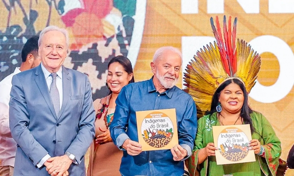 O presidente Lula demarca terras indígenas, entre os ministros da Justiã, Ricardo Lewandowski e a dos Povos Originários, Sônia Guajajara. Foto: Agência Brasil.