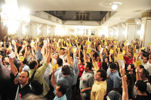 As grandes greves garantiram direitos importantes, muitos deles na Convenção Coletiva.Na foto de 2009, assembleia unificada de campanha salarial. Foto: Nando Neves.