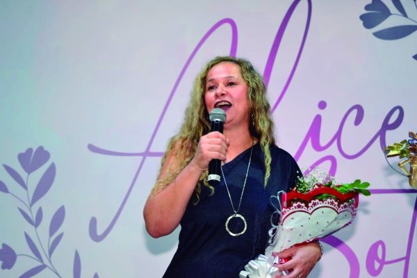 Kátia Branco ficou emocionada com a homenagem que recebeu na Bahia