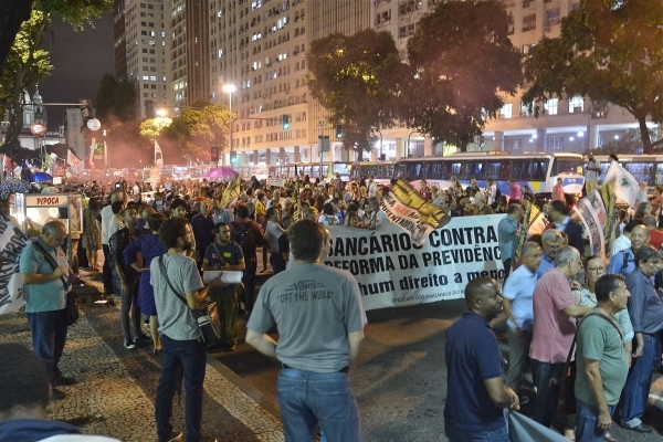 Mais de 30 mil pessoas participaram da passeata, da Candelária a Central do Brasil, em protesto contra a Reforma da Previdência proposta pelo governo Bolsonaro