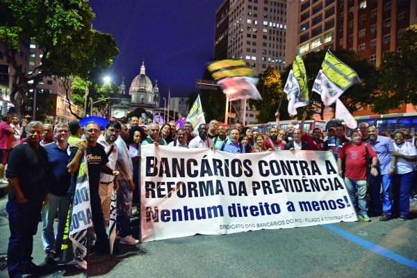No Rio, cerca de 50 mil pessoas participaram da passeata, da Candelária a Central do Brasil, em protesto contra a Reforma da Previdência proposta pelo governo Bolsonaro. Pela manhã, o Sindicato realizou caravana para convocar os bancários para o protesto