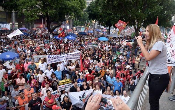 A presidenta do Sindicato, Adriana Nalesso, do alto do caminhão de som, defende a ampliação da luta contra a reforma e a libertação do ex-presidente Lula