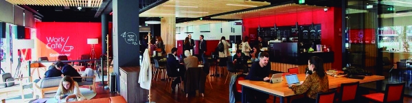 Novas unidades de negócios do Santander: parecem mais loja e café de shopping que banco.  A unidades reduziram o número de trabalhadores e praticamente não possuem segurança
