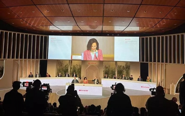 Presidenta do grupo Santander, Ana Botin fala durante assembleia de acionistas e aponta para diálogo com movimento sindical brasileiro. Foto cedida pela Contraf-CUT.