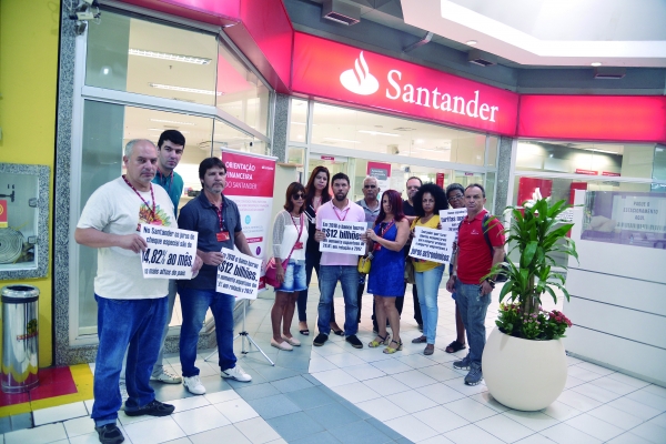 JUNTOS SOMOS MAIS FORTES - O Sindicato protestou durante os cinco sábados em que o Santander impôs aos seus funcionários, o trabalho aos finais de semana. A pressão surtiu efeito e o banco recuou