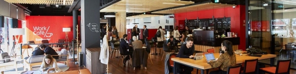 Novas unidades de negócios do Santander: parecem mais loja e café de shopping que banco. A unidades reduziram o número de trabalhadores e praticamente não possuem segurança