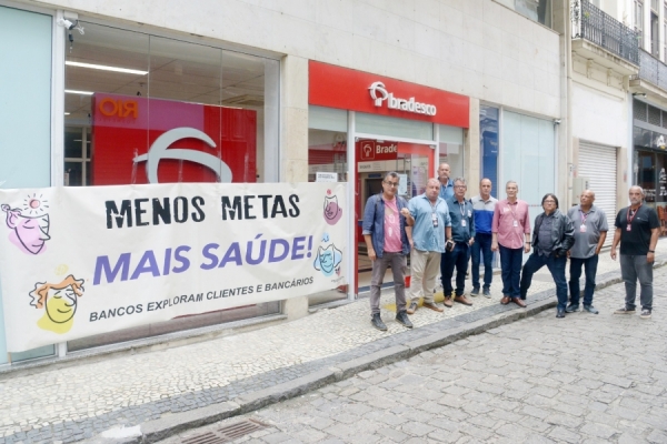 O Sindicato em mais um protesto contra o adoecimento dos bancários do Bradesco: lucros são garantidos com trabalho duro e PLR é conquista da categoria