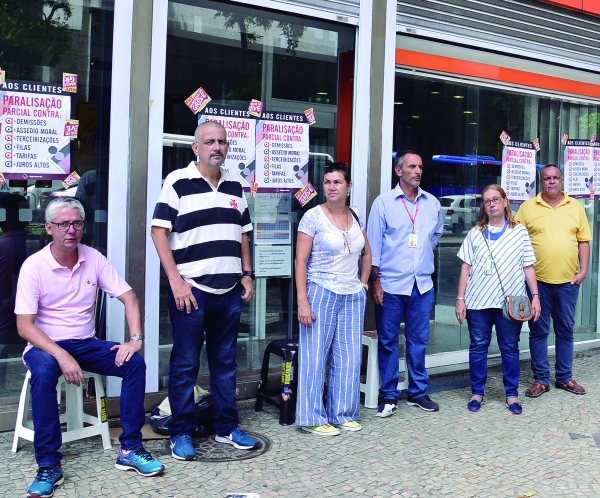 VELHAS PRÁTICAS - A diretora do Sindicato Maria Izabel(centro), membro do COE, disse que as demissões em massa já estavam sendo implementadas pelo Itaú, antes mesmo do anúncio, na grande imprensa, de que o banco pretende fechar 400 agências em todo o país
