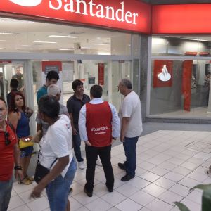 Ato contra abertura de agência do Santander aos sábados