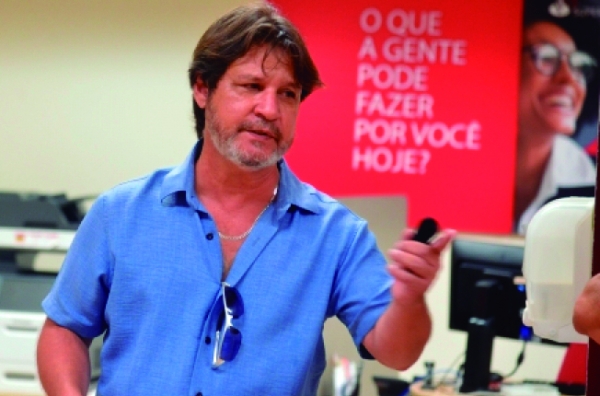 O diretor do Sindicato Marcos Vicente criticou as terceirizações  no Santander e disse que as entidades sindicais lutarão  para garantir o emprego e os direitos