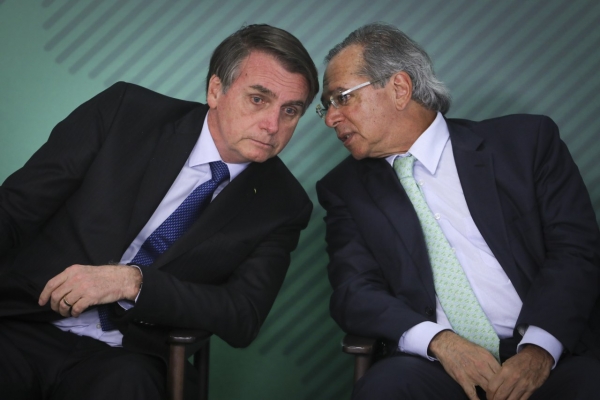 NÃO É SÓ A  PANDEMIA - Paulo Guedes e Jair Bolsonaro: a economia brasileira tem o seu pior desempenho da história