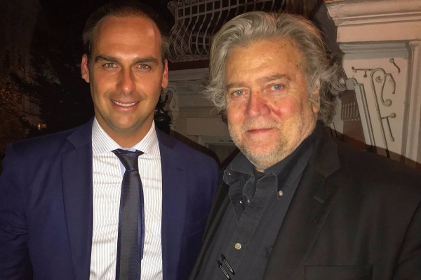 Eduardo e Steve Bannon na festa de aniversário do americano: o estrategista político condenado por fraude e que inspira a clã bolsonarista, admitiu o crime envolvendo US$15 milhões (R$86,7 milhões na cotação atual)