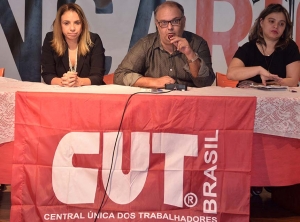 Na mesa da cerimônia de lançamento, a presidenta do Sindicato, Adriana Nalesso, Marcello Azevedo e a diretora da CDUT/RJ Eduarda Quiroga.