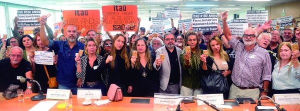 Dirigentes sindicais do Sindicato dos Bancários do Rio e aposentados do Itaú, em audiência pública na Alerj, em junho deste ano: bancários buscaram agora solução junto à ANS