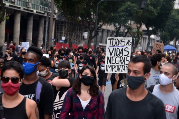 Os manifestantes usaram máscaras durante todo o protesto, conforme recomendação da Organização Mundial de Saúde