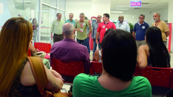 Diretores do Sindicato do Rio protestaram contra a campanha publicitária do Bradesco &#039;Sacar pra que?&#039;, na agência  Serzedelo Correia, em Copabacana