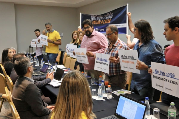 Na abertura da negociação, os membros da comissão realizaram um ato com cartazes e faixa em defesa da Caixa 100% pública e contra o fatiamento do banco.