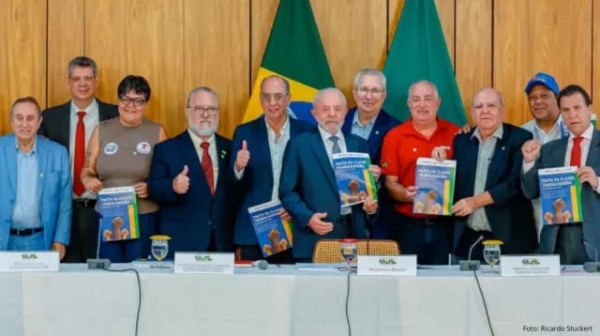 Lula recebeu das mãos dos dirigentes das centrais sindicais o documento com a pauta da classe trabalhadora 