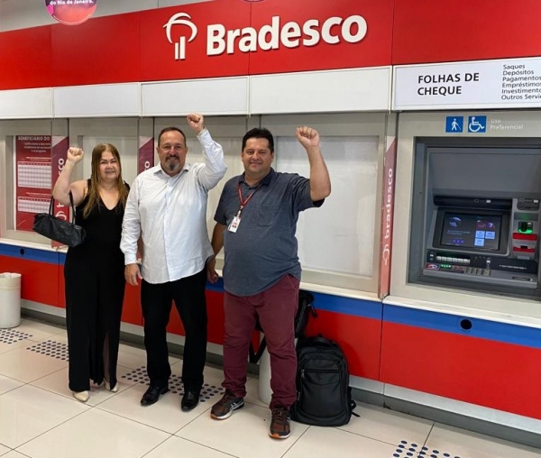 Paulo Rogério, funcionário do Bradesdco, comemorou a sua reintegração e agradeceu trabalho do Sindicato, ao lado dos diretores da entidade, Nanci Furtado e Edelson Figueiredo