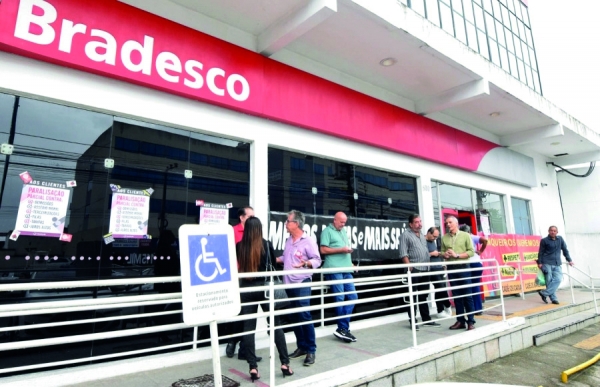 O Sindicato protestou contra o fechamento da agência 2751, na Estrada do Mendanha, em Campo Grande, e cobrou do banco a garantia dos empregos dos funcionários