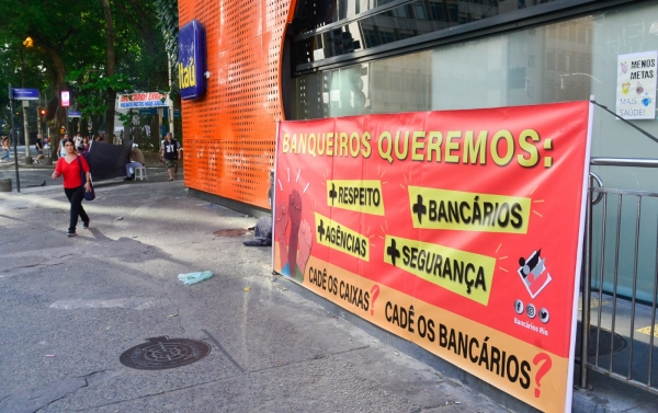 Mobilizações do Sindicato têm denunciado adoecimento provocado pela pressão por metas e demissões. Foto: Nando Neves.
