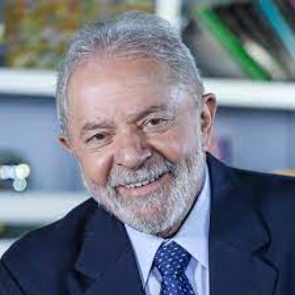 Lula concede entrevista daqui a pouco no programa Flow