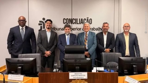 A representa&ccedil;&atilde;o dos trabalhadores da Casa da Moeda durante a assinatura do Acordo Coletivo de Trabalho da categoria no TST