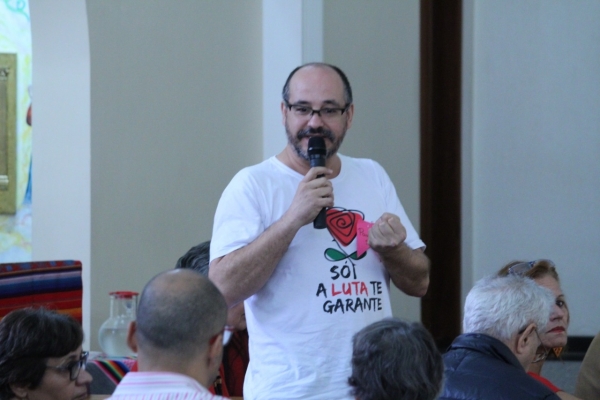 O jornalista Paulo Flores critica a postura patronal e governista da mídia brasileira