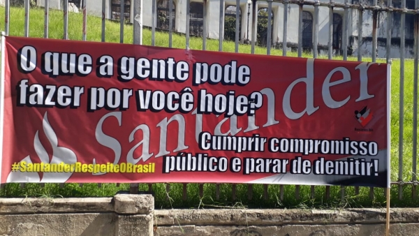 Bancários do Rio protestam contra demissões no Santander com faixas no Centro da Cidade