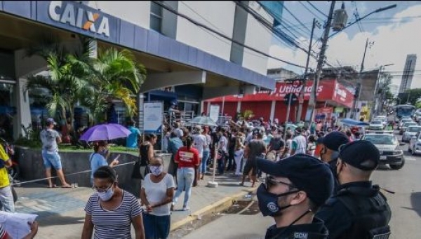 VACINAÇÃO, JÁ! - Os bancários, enquanto serviço considerado essencial, estão trabalhando sem tréguas desde o início da pandemia. Na Caixa Econômica Federal, as aglomerações são ainda maiores para o pagamento do auxílio emergencial