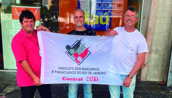 Ronald Rocha da Silva, entre os diretores Edelson Figueiredo e Adriano Campos, agradeceu o apoio do Sindicato  que garantiu a sua reintegração ao Itaú