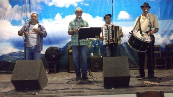 O grupo Calor do Brejo, que toca o  genuíno forró nordestino, vai ditar o ritmo da festa na sede campestre