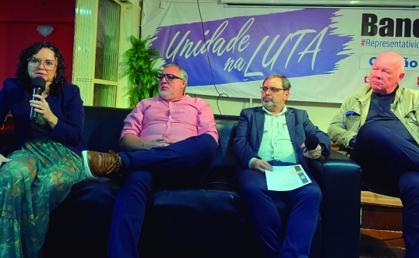 Juvandia Moreira (E) e José Ferreira (segundo à direita) na Jornada sindical internacional Inteligência Artificial (IA) no sistema financeiro, realizada no Sindicato carioca: defesa de transição socialmente justa e preservação dos empregos