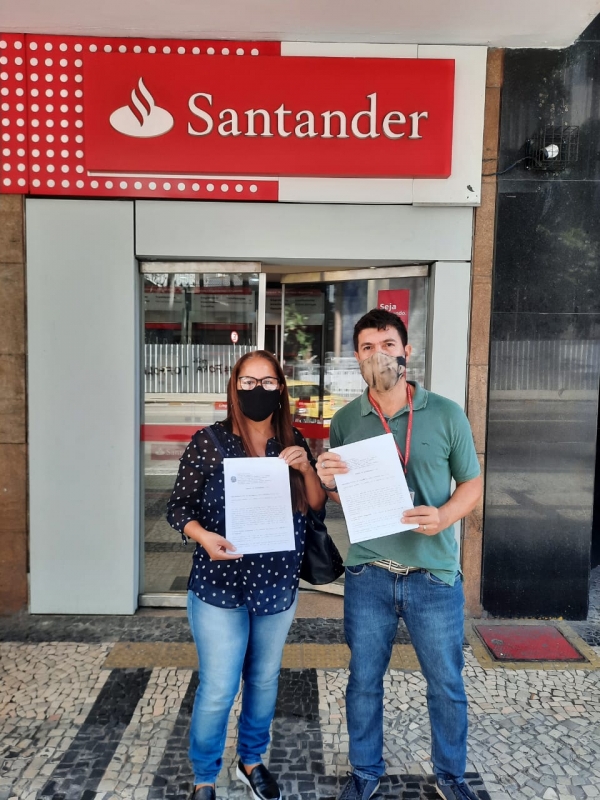 A bancária reintegrada Claudia Camargo, do Santander, e o diretor do Sindicato Adriano Garcia comemoram a vitória na Justiça do Trabalho
