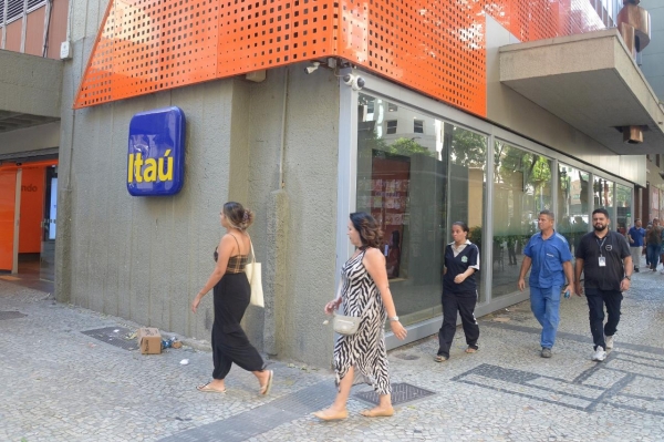 Medida do banco é desumana e aumenta ainda mais a pressão sobre os bancários nas agências e outras unidades. Foto: Nando Neves.