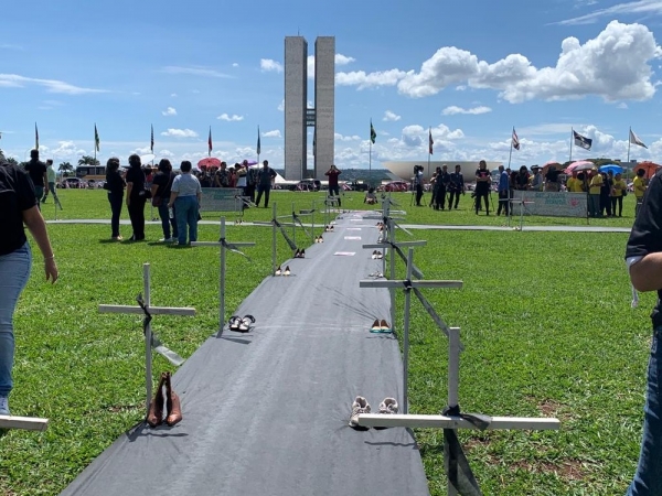 Mais de mil cruzes foram espalhadas no gramado em frente ao Congresso Nacional, em Brasília, para denunciar o feminicídio no Brasil