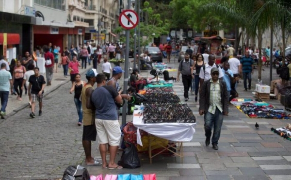 SE VIRANDO PELA SOBREVIVÊNCIA – Centro do Rio tomado de camelôs, realidade nas grandes e médias cidades do Brasil. O mercado informal não para de crescer no Brasil 	