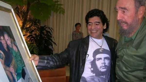 Maradona, admirador da revolução cubana, com seu amigo Fidel Castro. Sua posição política incomodava a FIFA e os EUA