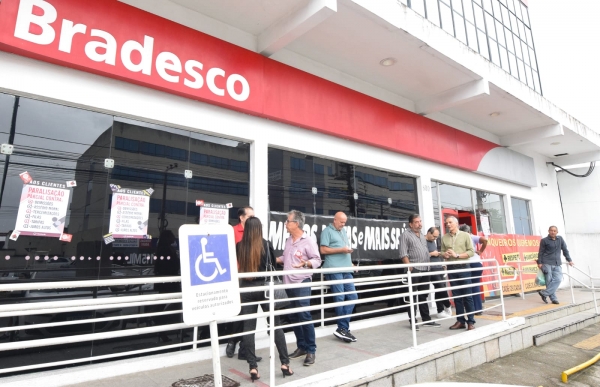 O Sindicato do Rio protestou contra o fechamento da agência na Estrada do Mendanha, em Campo Grande e cobrou do banco a garantia dos empregos dos bancários