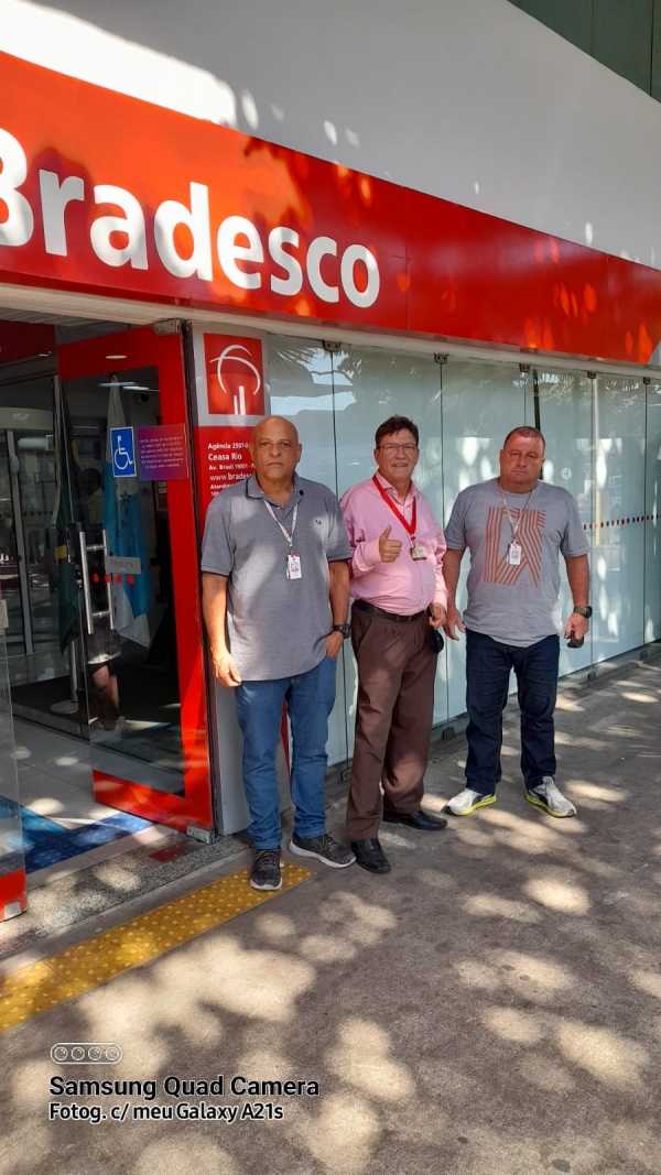 O bancário José Manuel (centro) com os dirigentes sindicais Arlesen Tadeu (E) e Sérgio Menezes: a luta do Sindicato em defesa dos empregos vai continuar