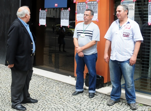 Lenine (à esquerda), numa das greves da categoria, em piquete em frente a uma agência do Itaú. Foto: Nando Neves.