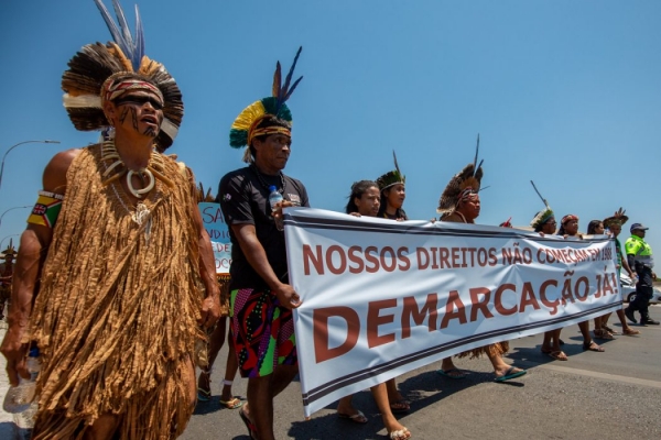 Indígenas estão mobilizados em Brasília para defender seu direito a demarcação de terras. Lobby de grandes interesses econômicos ameaçam seus direitos e a preservação ambiental 