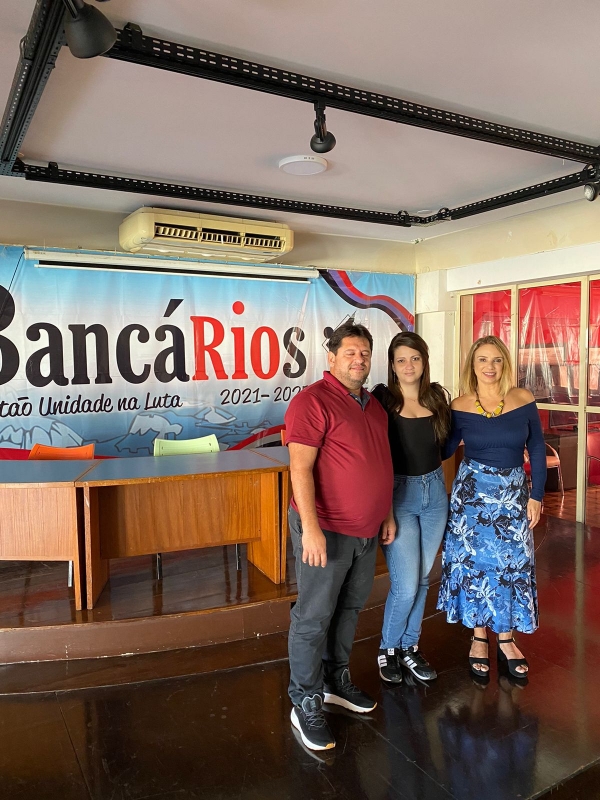 A bancária reintegrada entre o diretor da Secretaria de Saúde, Edelson Figueiredo e a diretora da Secretaria de Assuntos Jurídicos do Sindicato, Adriana Nalesso