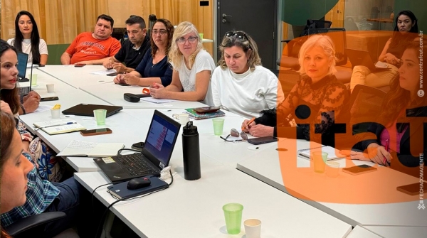 Maria Izabel (terceira à direita) na mesa de negociação com o Itaú: cobrança pelo fim das demissões e fehcamento de agências, mais transparência nas metas e melhorias no teletrabalho 